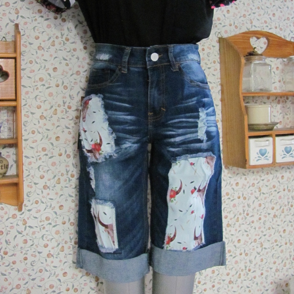 L & B COWSKULL BOYFRIEND BERMUDA SHORTS  BRAND NEW